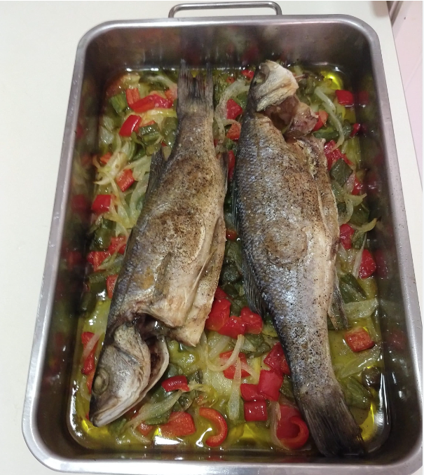 Pescado al horno con verduras y guisantes con tomate